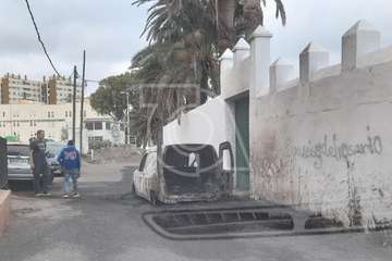 Un vehículo robado queda totalmente calcinado en el pueblo de Jinámar (Telde)/TA.